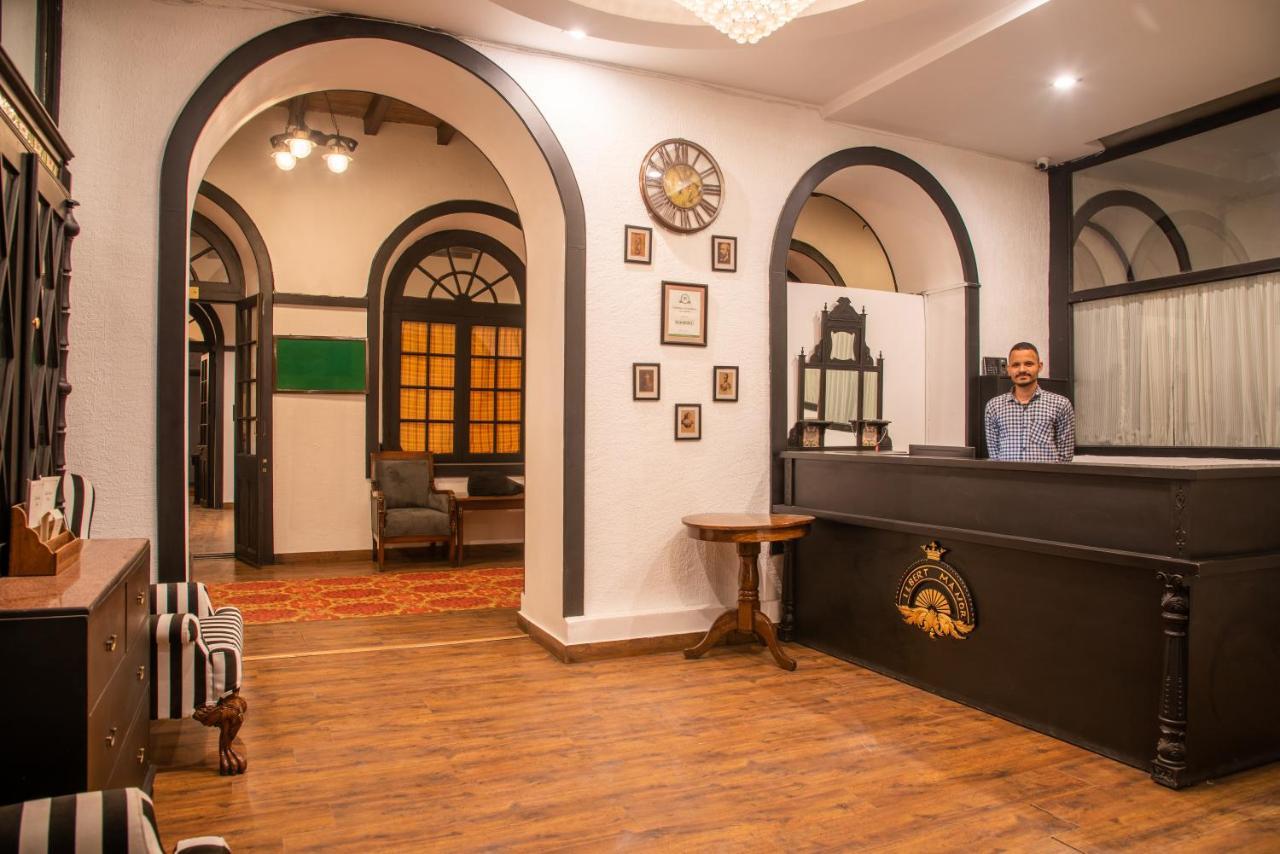 Ilbert Manor Hotel Мусори Екстериор снимка