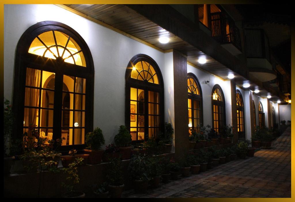 Ilbert Manor Hotel Мусори Екстериор снимка